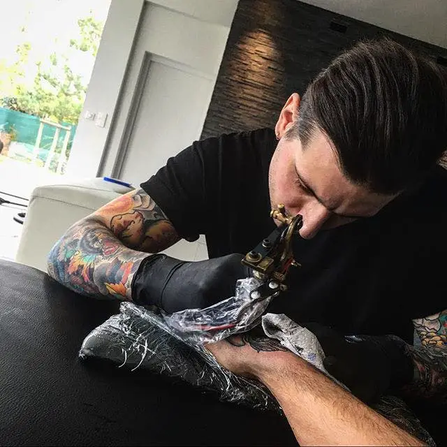 Marty agrega más tinta a la creciente colección de tatuajes de Kurzawa (vía Instagram @ kurzawa_20) #kurzawa #layvinkurzawa #kurzawatattoo #kurzawatattoos #psg #football #footballer #sports #tattooedcelebrity #tattooedceleb #MartyEarly