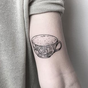 Teacup tattoo por María Fernández #teacup #teacuptattoo #blackwork #blackworktattoo #linework #lineworktattoo #graphic #graphictattoo #blackink #illustrative #sketch #MariaFernandez