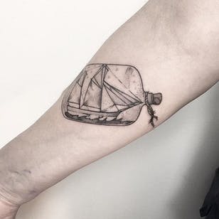 Ship In A Bottle Tattoo por María Fernández #shipinabottle #shipinabottle #blackwork #blackworktattoo #linework #lineworktattoo #graphic #graphictattoo #blackink #illustrative #sketch #MariaFernandez