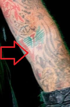 Vince Neil brazo izquierdo en tatuaje