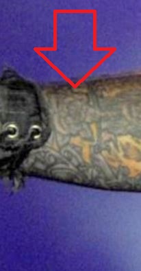 Vince rose en un tatuaje en el brazo derecho