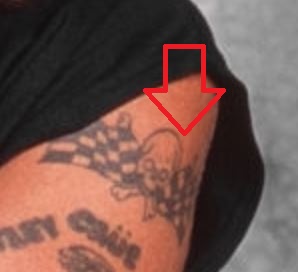 Vince cráneo en el tatuaje de bíceps
