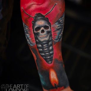 Tatuaje de bazo vívido y suave con una calavera, tatuaje genial hecho por London Reese.  #LondonReese # møl #painting style #light #shell