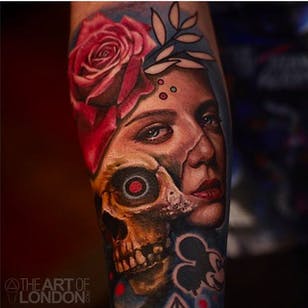 Tatuaje de calavera super cool y cabeza de niña hecho por Londo Reese.  #LodonReese #skull #rose #painterlystyle #coloredtattoo #theartoflondon
