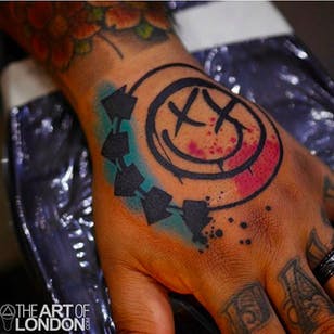 Tatuaje de mano Rad Blink-182 realizado por London Reese.  #LondonReese # blink182 #handtattoo #coloredtattoo #theartoflondon