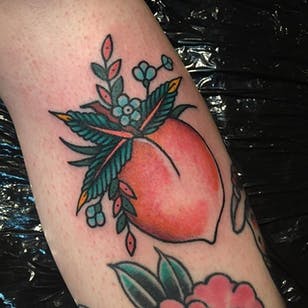 Tatuaje tradicional de melocotón de Holly Jade Ashby.  #tradicional #fruta # melocotón #HollyJadeAshby