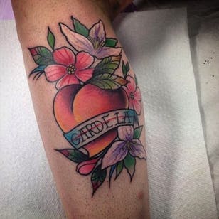 Tatuaje floral de melocotón de Gentil Homme Tattoo.  #tradicional #neotradicional #fruta #flor # melocotón # GentilHommeTattoo
