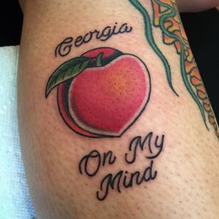 Tatuaje inspirado en el estado de Georgia por Cori James.  #fruta # melocotón #gororgia #escritura #cartas #CoriJames