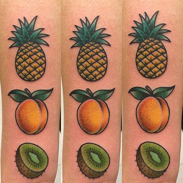Tatuaje de piña, melocotón y kiwi de Ville Maki.  #tradicional #fruta # piña # melocotón #kiwi #kiwi #VilleMaki