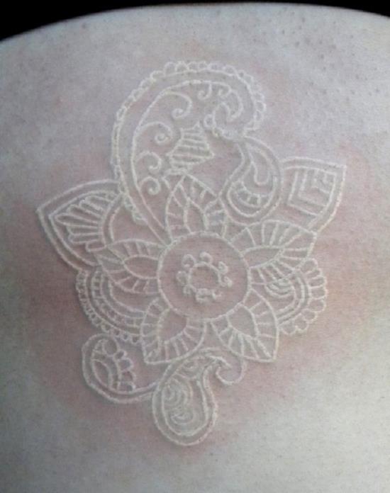 38-tatuaje-flor-tinta blanca
