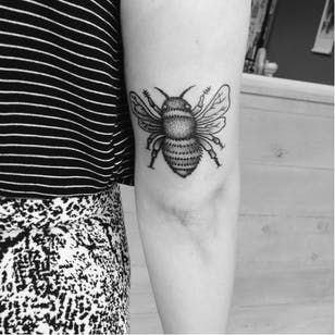 Cute bee dotwork #BodilSchilperoord #dotwork #bee #animals #delicate # puntillismo