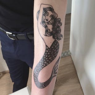 Tatuaje de sirena dotwork #BodilSchilperoord #dotwork #mermaid #oceanlife #water #beauty