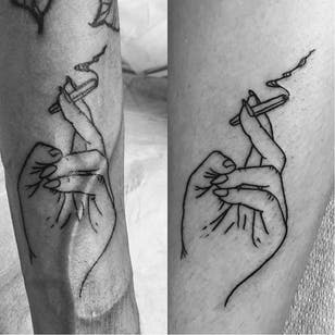 Me encantan estos tatuajes a juego de Liz Kim #blackwork #linework #dotwork #lizkim #smoking #hands