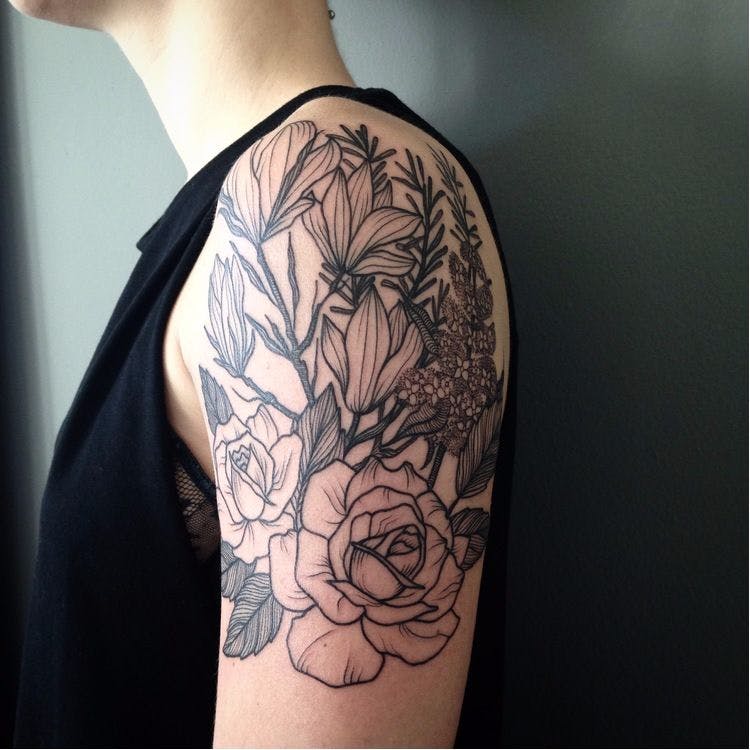 Tatuaje botánico vintage de Kerry Burke #KerryBurke #blackwork #black tattoo #dark artist #blackbotanists #botanical tattoo #flower tattoo #wineflowers #winebotanical