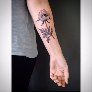 Tatuaje de flor simple de Kerry Burke #KerryBurke #blackwork #black tattoo #dark artist #black botanists #botanical tattoo #stream tattoo #wineflower #wineflowers