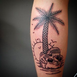 Tatuaje peculiar de calavera y palmera por Kerry Burke #KerryBurke #blackwork #blacktattoo #darkartists #skull #palmtree