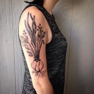 Hermoso tatuaje de cebolla roja por Kerry Burke #KerryBurke #blackwork #black tattoo # dark artistas # redonion # sage # plant tattoo # winter botanical # wine blossom flowers #floraltattoo