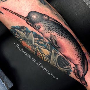 Tatuaje de narval de Ria Barrenchea.  # negro-pato gris # narval #cuerno