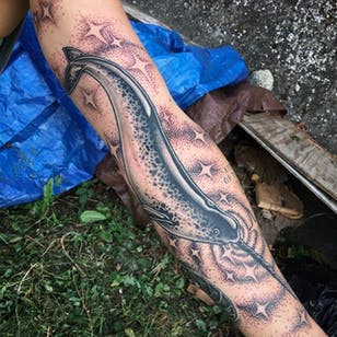 Tatuaje de narval de Khalil Linane.  # negro-pato gris # espacio # cosmo # estrella # narval # cuerno