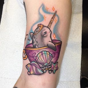 Tatuaje de narval de Carly Kroll.  #CarlyKroll #smooth #neotraditional #cut #nwale #horn #magical