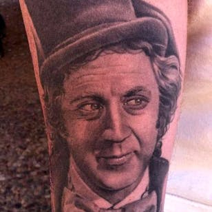 Fantástico trabajo realista en negro y gris en este retrato Tatuaje de Bob Tyrell #WillyWonka #RoaldDahl #chocolate #film #retro # Childhood # black tooth grey #GeneWilder