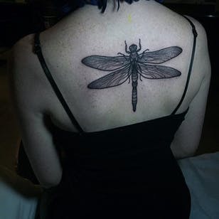 Tatuaje de libélula de Savannah Colleen McKinney.  #sortarbejde #linework #dotwork #SavannahColleenMcKinney #insekt #dragonfly