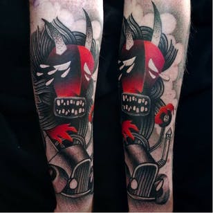 Tatuaje semi-abstracto negro y rojo de Łukasz Sokołowski.  #LukaszSokolowski #semiabstract #blackred #abstract #graphic #conceptual