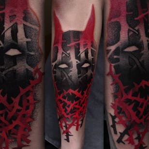 Tatuaje semi-abstracto negro y rojo de Łukasz Sokołowski.  #LukaszSokolowski #semiabstrakt # negro rojo #abstracto # gráfico #conceptual # diablo