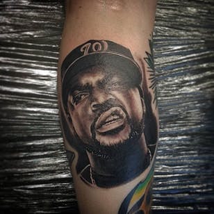 Ice Cube Tattoo por Steve Upton #icecube #icecubetattoo #rapper #rappertattoo #portrait #portraittattoo #gangsterrap #musician #musiciantattoo #SteveUpton