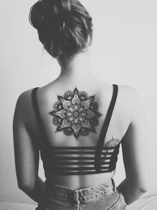 tatuaje en la espalda de la mujer