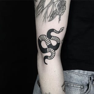Serpent Tattoo by Russell Winter #snake #snake tattoo #blackwork #blackworker tattoo #blackworker tattoos #blackwork artistas #black tattoo #black tint # dark tattoo # dark tint #RussellWinter
