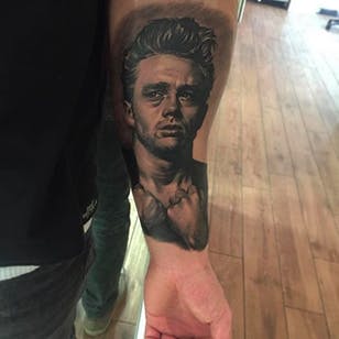 Tatuaje de retrato de mirada radiante de James Dean.  Trabajo de tatuaje de Ruben de Miks Tattoo.  #Ruben #mikstattoo # gris de dientes negros #portraattattoo #JamesDean #portrait