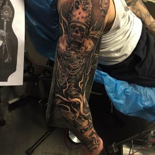 Detalle increíble en este tatuaje de esqueleto en la manga del rey hecho por Ruben de Mix Tattoo.  #Ruben #mikstattoo # sortandgrå #skelet #king #sleevetattoo