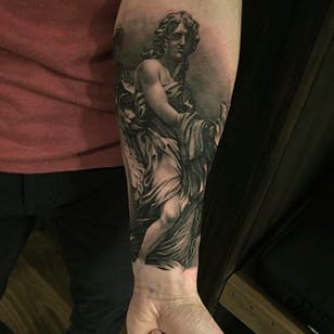 Otro tatuaje de antebrazo negro y gris de aspecto intenso con una excelente técnica de sombras de Ruben.  #Ruben #mikstattoo # blackandgrå #underarmtatovering #angel