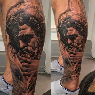 Impresionante tatuaje de pierna en la obra de Ruben de Mix Tattoo.  #Ruben #mikstattoo # gris de dientes negros #legtattoo # griego # mitología griega