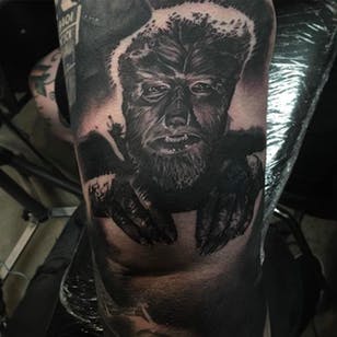 Rad ve el tatuaje del hombre lobo de Ruben de Mix Tattoo.  #Ruben #mikstattoo # blackand grey #wolfman # horror