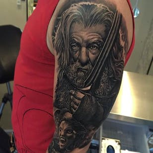 Fantástico tatuaje inspirado en una película de fantasía con media manga.  Fantástico trabajo de tatuaje de Ruben de Miks Tattoo.  #Ruben #mikstattoo # blackandgrå #LOTR #gandalf #avatar