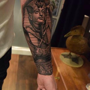 Tatuaje de un faraón en el antebrazo realizado por Ruben de Mix Tattoo.  #Ruben #mikstattoo # gris de dientes negros #Parao # momia
