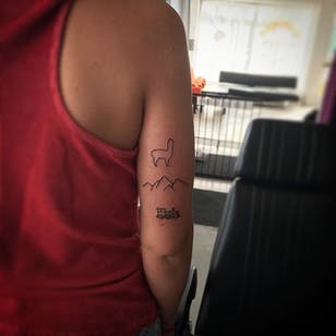 Tatuaje de Alpaca por Lepapa Tattoo.  #minimalista #alpaca