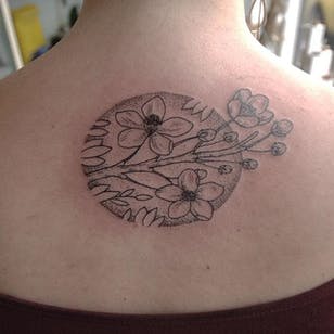 Tatuaje de flor de cerezo Dotwork de Alex Cfourpo.  #linework # blackwork #AlexCfourpo #flor #dotwork #cherryblossom