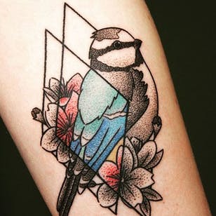 Tatuaje de pájaro negro y color dotwork blue tit de Lisa Rieger.  #sortfarve #dotwork #doble exposición # pájaro # blåtit # blåtitfugl #LisaRieger