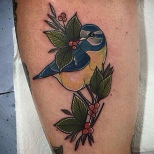 Tatuaje neo tradicional de pájaro herrerillo azul de Lydia Hazelton.  #neotradicional # pájaro #bluetit #bluetitbird #LydiaHazelton