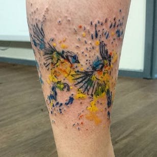 Tatuaje de palillo de acuarela abstracta y pinchazo de pájaro tit azul por Boo Tattoo.  #stickandpoke # watercolor #plate # bird # blåtit # blåtitfugl #BooTattoo