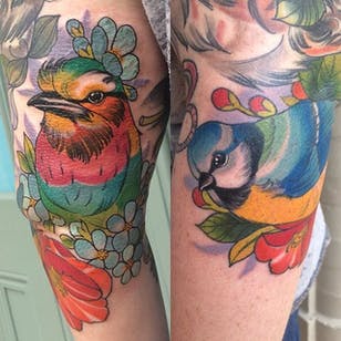 Coloridos tatuajes neotradicionales de color púrpura en el pecho y teta azul de Lucy O'Connell.  #neotraditional #bird #lilacbreastedrollerbird #bluetit #bluetitbird # LucyO'Connell
