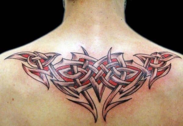 Diseños de tatuajes tribales en la parte superior de la espalda 10