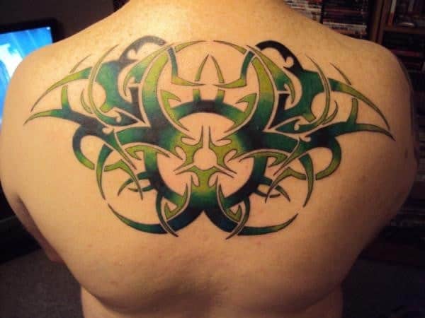 Diseños de tatuajes tribales en la parte superior de la espalda 6