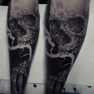 Rad skull tattoo por Robert A. Borbas #RobertABorbas #blackwork #blckwrk #macabre #skull #smoke