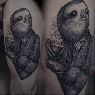 Tatuaje de perezoso valiente por Robert A. Borbas #RobertABorbas #blackwork #blckwrk #macabre #sloth