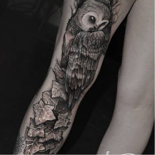 Tatuaje de búho y hiedra de Robert A. Borbas #RobertABorbas #blackwork #blckwrk #macabre #owl #ivy