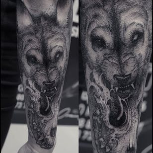 Tatuaje de lobo por Robert A. Borbas #RobertABorbas #blackwork #blckwrk #macabre #wolf #skull #animalskull